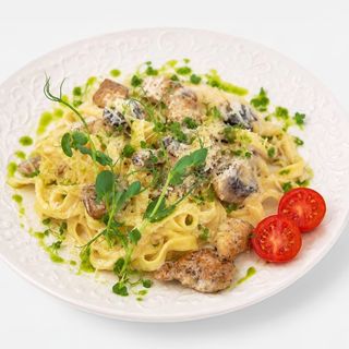 Паста с курицей и грибами в сливочном соусе