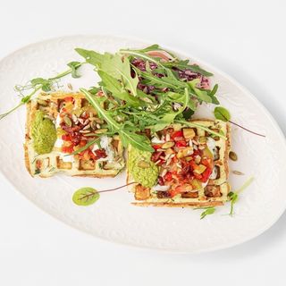 Куриные вафли по-фермерски с овощным рагу