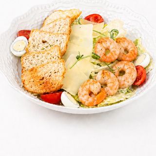 Салат Цезарь с креветками