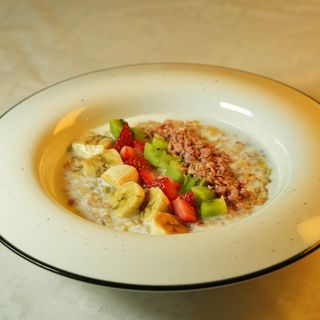 Каша 5 злаков с гранолой и ягодами