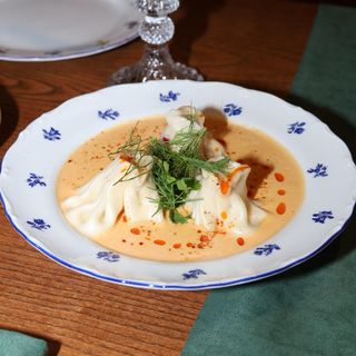 Хинкали семгой в соусе том-ям