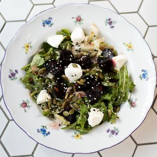 Салат с креметтой и запеченной свеклой