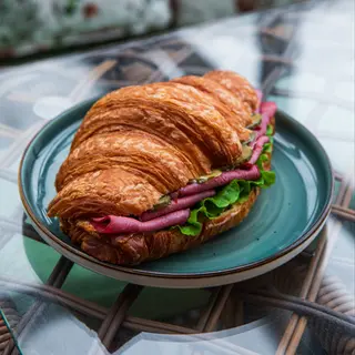 Круассан с говядиной