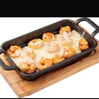 Креветки с сыром на керамике