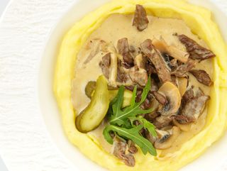 Бефстроганов с говядиной и картофельным пюре