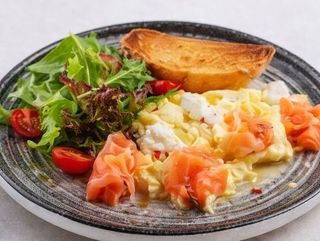 Скрембл с лососем