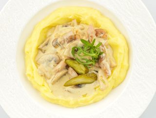 Бефстроганов с курицей и картофельным пюре