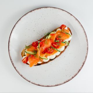 Злаковый хлеб с семгой