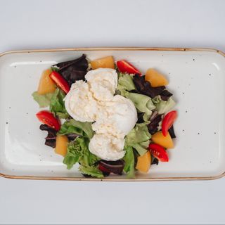 Салат буррато с персиком