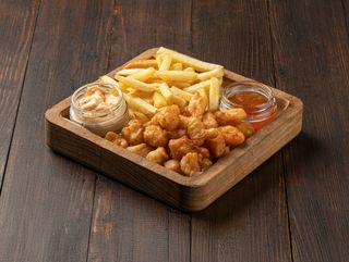 Попкорн из курицы 120 грамм, соус 50 гр, фри 180 гр