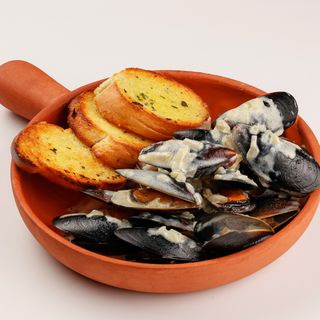 ПРЯНЫЕ МИДИИ С ЧЕСНОЧНЫМ СОУСОМ