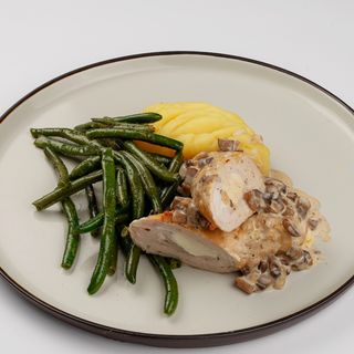 Куриный рулет в сливочно-грибном соусе