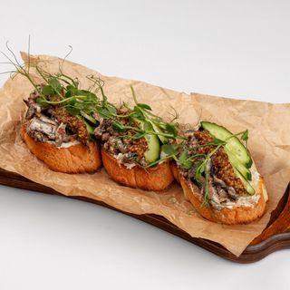 Брускеты со шпротами