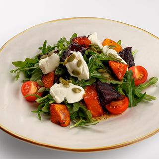 Салат с карамелизованной тыквой и свеклой