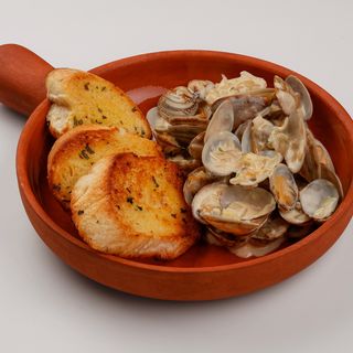 Моллюски Вонголе с чесночным соусом