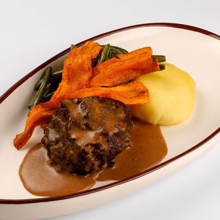 Томленые говяжьи щечки