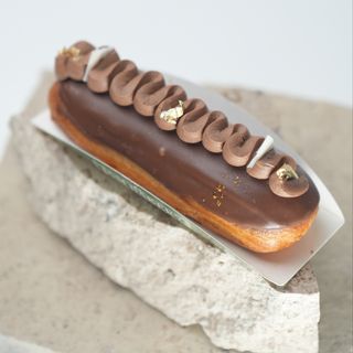 Эклер шоколадный