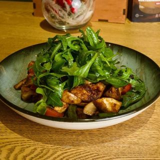 Теплый салат по - восточному с обжаренной брынзой