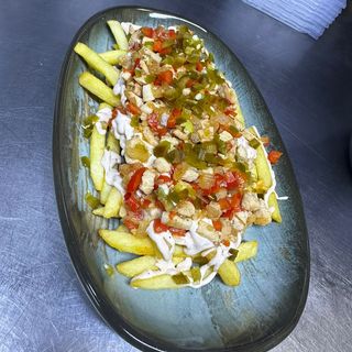 Фри с цыпленком и пикантным соусом