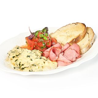 Скрэмбл со шпинатом 