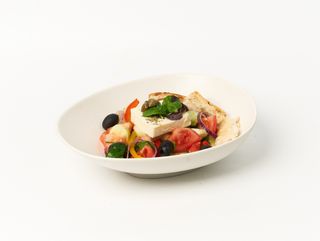 Греческий салат с чиабатой и сыром фета