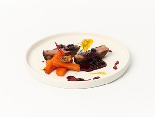 Утиная грудка со смородиновым соусом с карамелизированной морковью