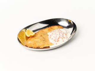 Семга в хрустящей корочке под сливочным соусом с икрой