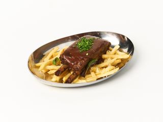 Томленые ребра конины с трюфельным фри