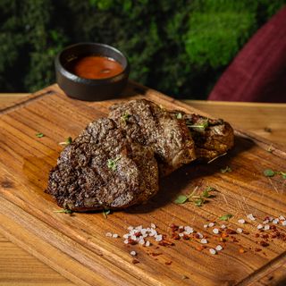 Медальоны с пряным соусом