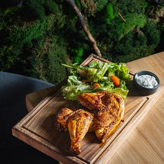 Полцыпленка с салатом из свежих овощей