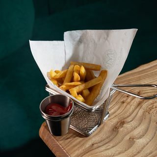 Картофель фри с кетчупом