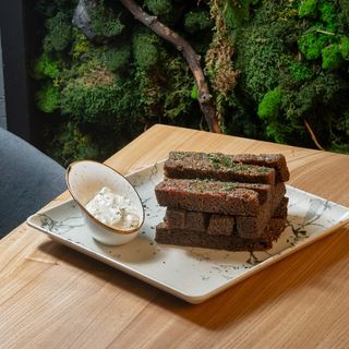 Гарлики из бородинского хлеба с пряным маслом