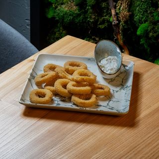 Луковые кольца с соусом Тар-тар