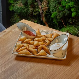 Миничебуречки с соусом Аджика и сметаной