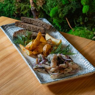 Скумбрия в бочонке с обжаренным картофелем