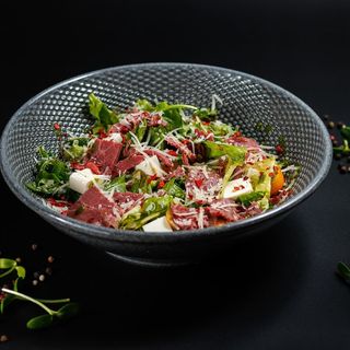 Фирменный салат с копчёной кониной