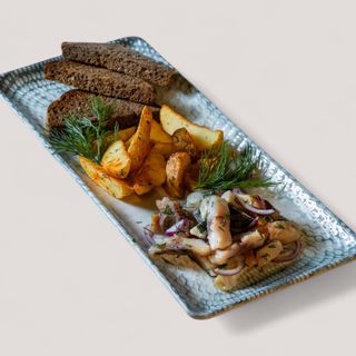 Скумбрия в бочонке с обжаренным картофелем