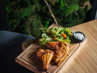 Полцыпленка с салатом из свежих овощей