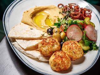 Котлетки из индейки с хумусом и салатом из свежих овощей