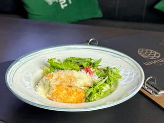 Рулет Ле Кордон Блю с миксом салата