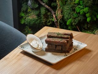 Гарлики из Бородинского хлеба с пряным маслом