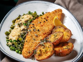 Хрустящий судак с молодым картофелем и спаржей