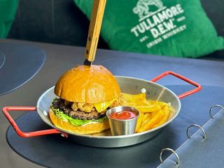 Бургер с куриным стрипсами