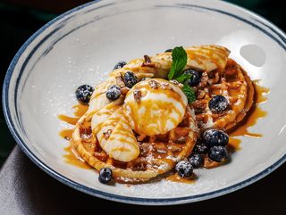 Венские вафли с соусом из вареной сгущенки