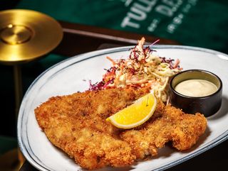 Куриный шницель с салатом коул слоу