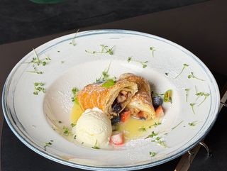 Яблочный штрудель с ванильным соусом