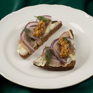 Бутерброды на ржаном хлебе Сельдь