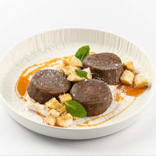 Сырники шоколадные с бананом и карамелью