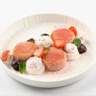 Сырники малиновые с малиновым муссом и ягодой