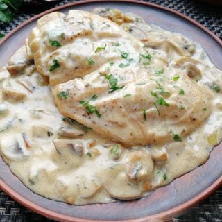 Куриная грудка с овощами в  сливочном соусе (350гр)